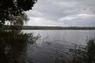 Dochodząc do wsi udało nam się pomoczyć nogi w jeziorze Strzeszowskim.