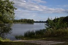 Trzcińsko-Zdrój. Promenadą biegnącą wzdłuż jeziora Miejskiego...