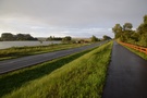 Weszliśmy na ścieżkę rowerową poprowadzoną dawnym nasypem kolejowym i w deszczu ruszyliśmy w stronę Góralic. 