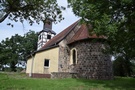 Piaseczno. XIII-wieczny koci pw. Wniebowzicia NMP zbudowany z kwadr granitowych, z wie konstrukcji szkieletowej.