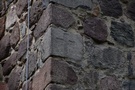 Chełm Dolny. Świątynia wzniesiona w II połowie XIII w. z kostki granitowej, w narożniku nawy posiada cios ze znakiem - krzyżem.