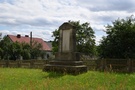Dolsk. Obok kościoła pomnik poległych w I wojnie mieszkańców miejscowości.