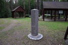 Pszczelnik. Doszliśmy do obelisku i pomnika w kształcie Krzyża Witolda Wielkiego, które upamiętniają miejsce katastrofy dwóch litewskich pilotów.