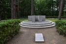 Pszczelnik. Doszlimy do obelisku i pomnika w ksztacie Krzya Witolda Wielkiego, ktre upamitniaj miejsce katastrofy dwch litewskich pilotw.