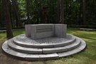 Pszczelnik. Doszlimy do obelisku i pomnika w ksztacie Krzya Witolda Wielkiego, ktre upamitniaj miejsce katastrofy dwch litewskich pilotw.