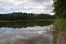 Dalej drogą przez las, bez szlaku, minęliśmy jezioro Czarne.