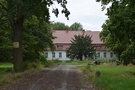 Krzemlin. Pod ogrodzeniem parterowego dworu z XVIII wieku (teren prywatny) dyskusja z miejscowymi.