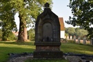 Strzyżno. Na cmentarzu przykościelnym znajduje się duży nagrobek ufundowany przez ród Bohm (ostatni niemieccy właściciele Strzyżna). 