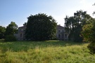 Strzyżno. Przy końcu miejscowości neoklasycystyczny pałac z połowy XIX wieku wraz z parkiem z tego okresu.