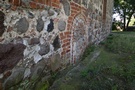 W Tychowie zerknlimy na zbudowany z kamieni narzutowych pnogotycki koci pw. Podwyszenia Krzya witego z XV w.