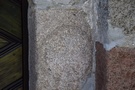 Strachocin. Na zachodnim portalu znajdują się dwa słabo widoczne znaki: szachownica zbudowana z kwadratów oraz krzyż maltański wpisany w okrąg.