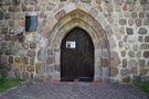 Strachocin. Na zachodnim portalu znajdują się dwa słabo widoczne znaki: szachownica zbudowana z kwadratów oraz krzyż maltański wpisany w okrąg.