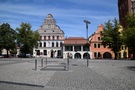 Stargard. Przy rynku znajduje się przepiękny zbudowany w XIII wieku ratusz oraz są barokowe kamieniczki mieszczące Muzeum Archeologiczno-Historyczne.