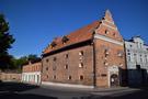 Brodnica. Podeszliśmy do renesansowego spichlerza, w którym ma siedzibę muzeum, niestety byliśmy za wcześnie.